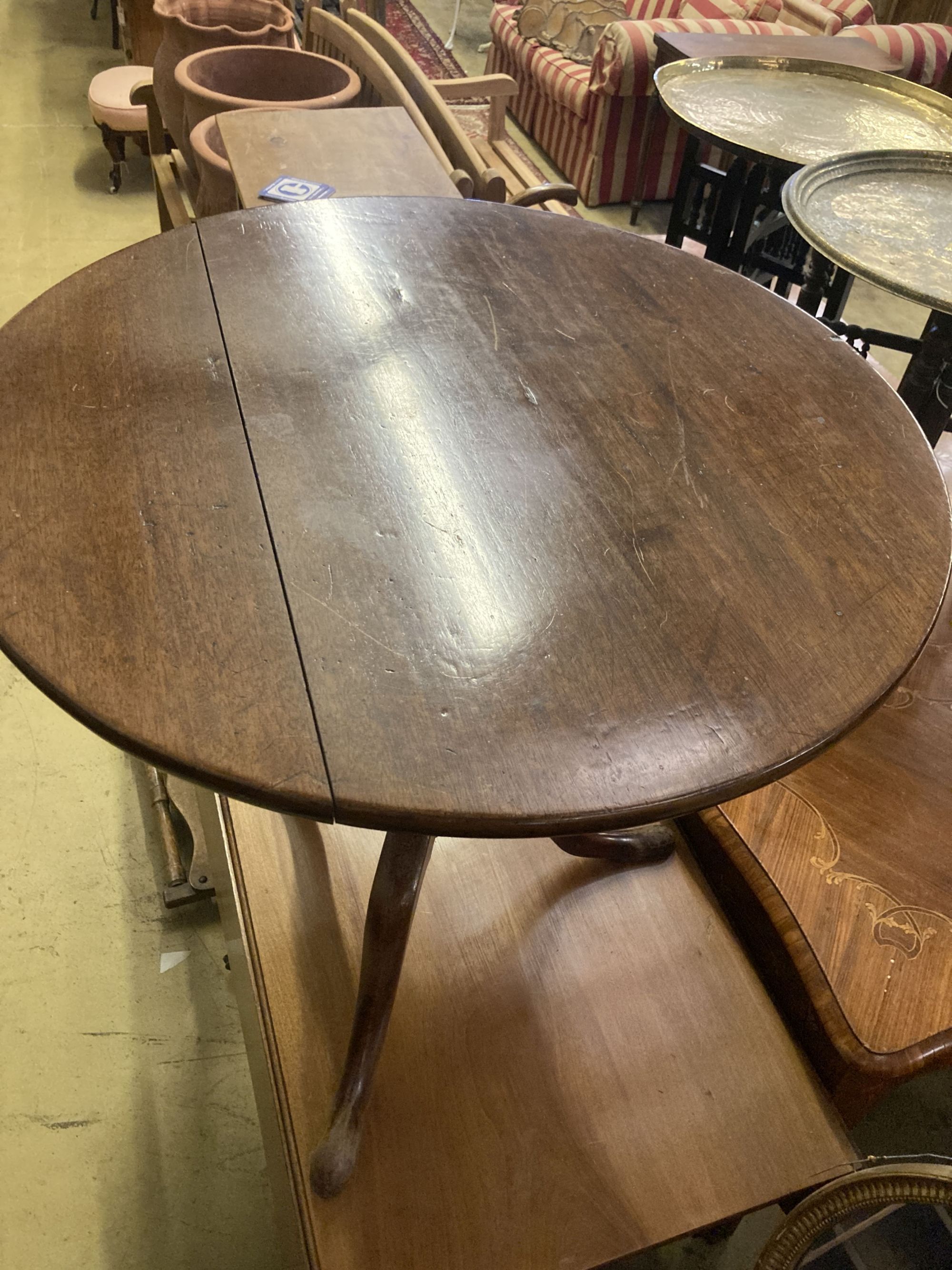 A George III mahogany circular tilt top tea table, 76cm diameter, height 71cm